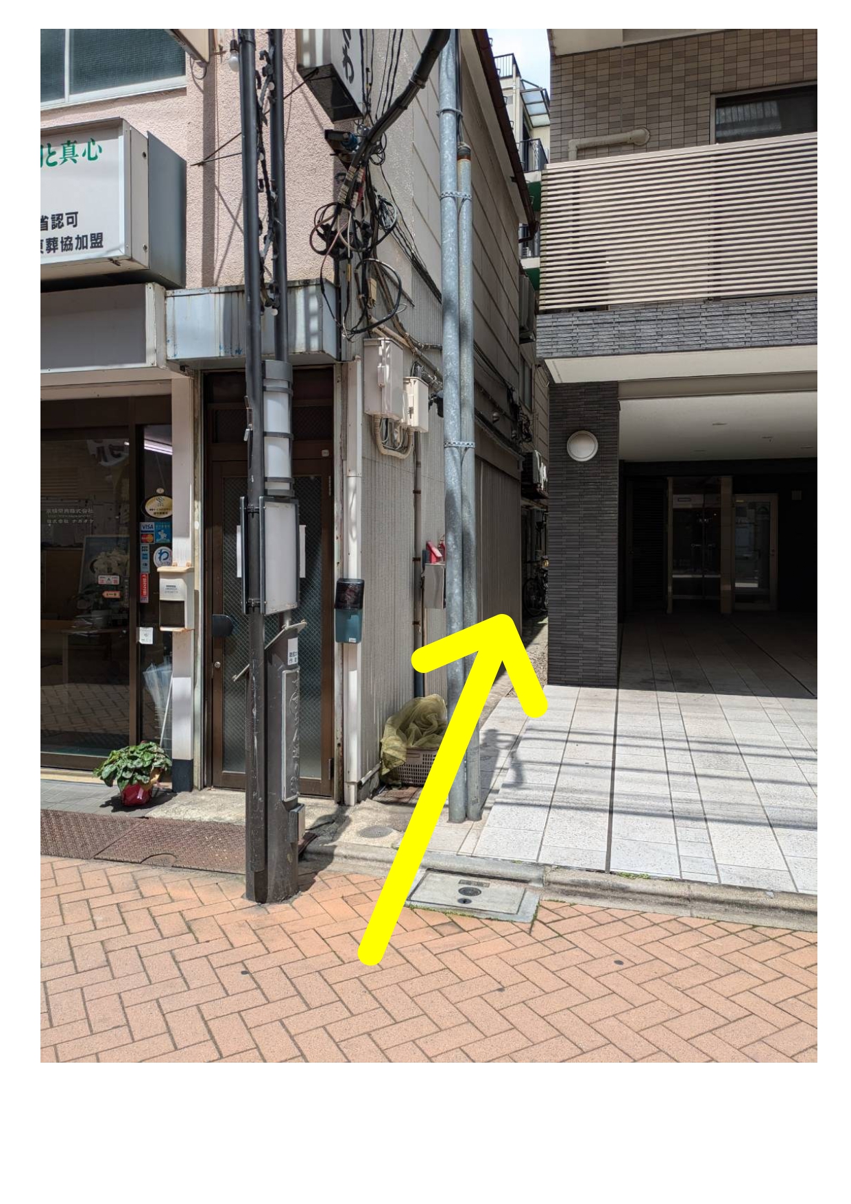 建物とアパートの間の入口