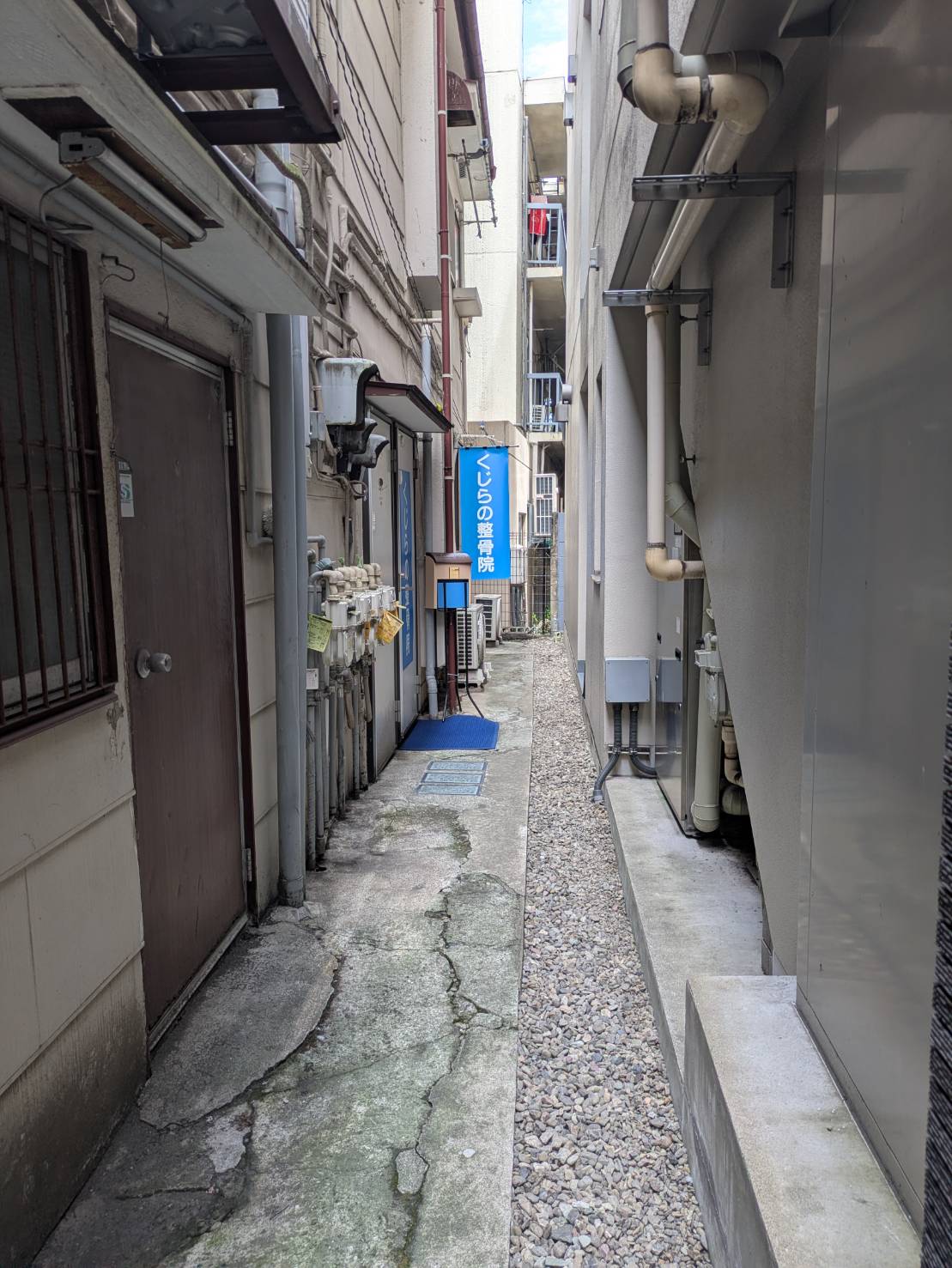 院前の通路(遠くから)