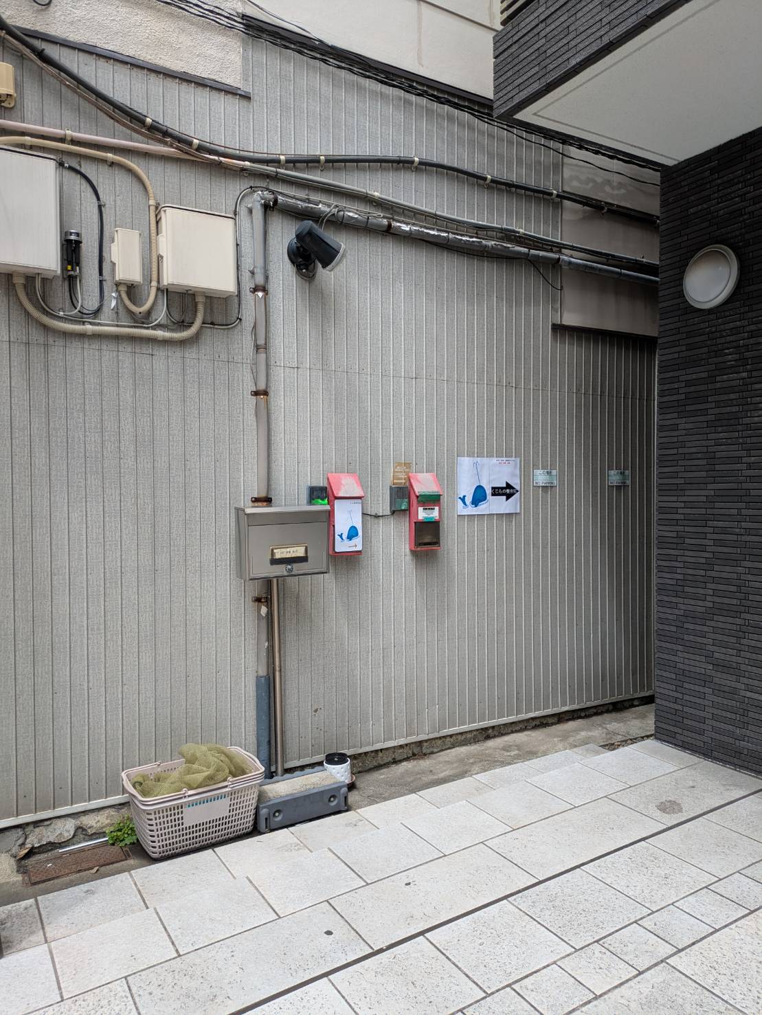 院へ向かう通路(手前)